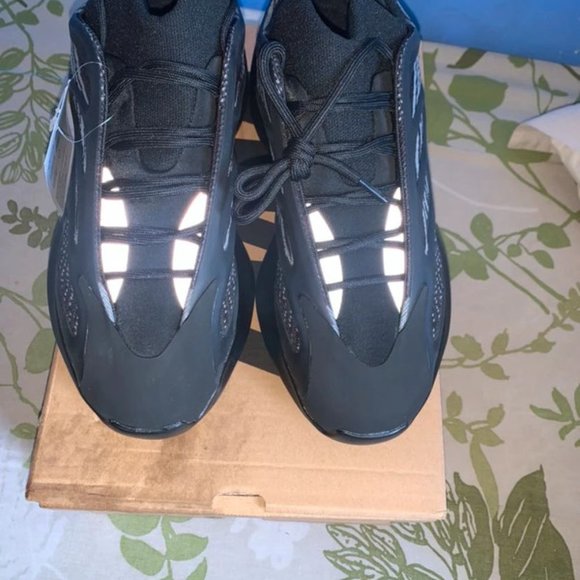 Yeezy 700 v3 main image 6